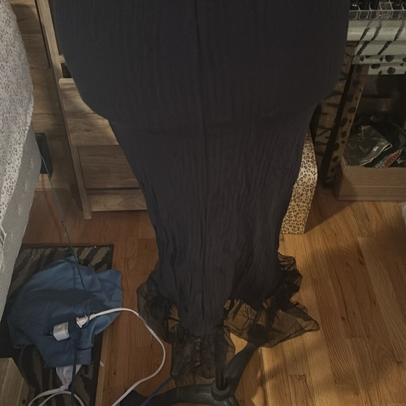 Black Ribbed Midi Dress with Puff Sleeves and Hem - Picture 5 of 7